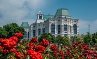 Астраханцев призывают проголосовать за главные достижения региона