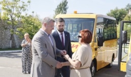В Астраханской области образовательные учреждения продолжают оснащать транспортом