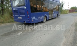 Астраханцы жалуются на дороги в городе, которые не выдерживают даже автобусов
