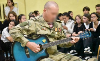 Астраханский военнослужащий поделился со школьниками историями с передовой