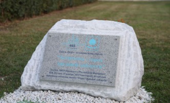 На место установления стелы «Астрахань – город трудовой доблести» заложили камень