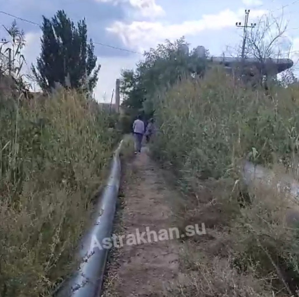 Астраханцам из Военного городка приходится добираться до дома в  экстремальных условиях