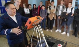 Железнодорожники показали астраханским студентам технику и оборудование для выявления дефектных рельсов
