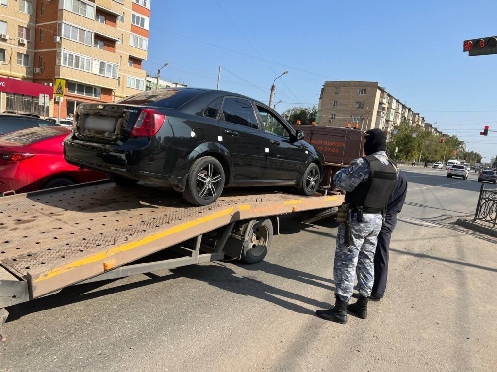 Судебные приставы прямо на дороге изъяли 5 автомобилей у астраханских  должников