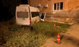В Астрахани водитель «ГАЗели» врезался в дом и погиб