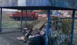 В Астрахани автобусную остановку превратили в мусорку