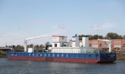 Астраханские судостроители спустили на воду новый земснаряд