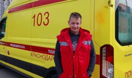 В Краснодаре водитель скорой помощи спас детей, провалившихся в канализационный люк