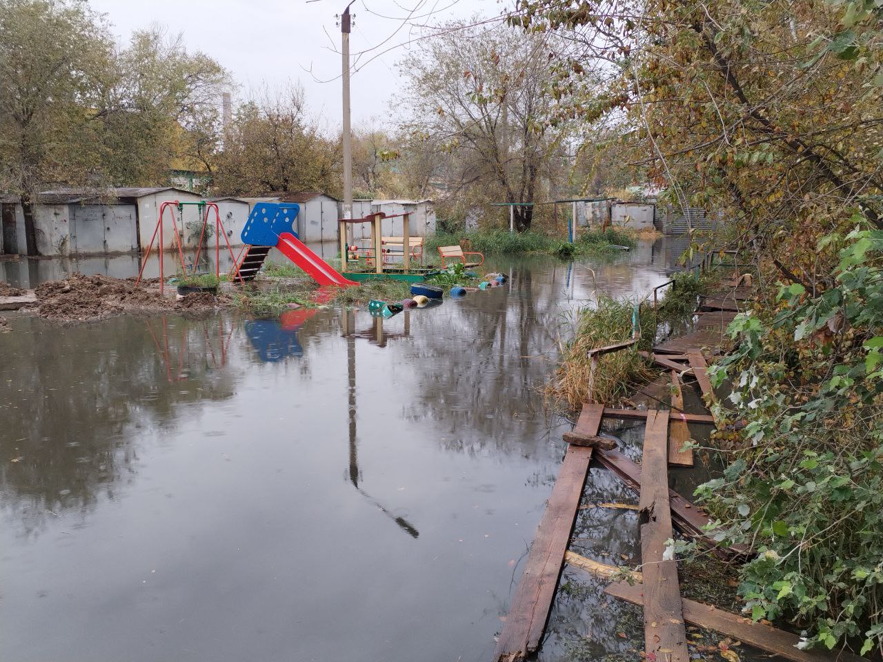 Водоканал назвал виновника разлива нечистот на улице Николая Островского в  Астрахани