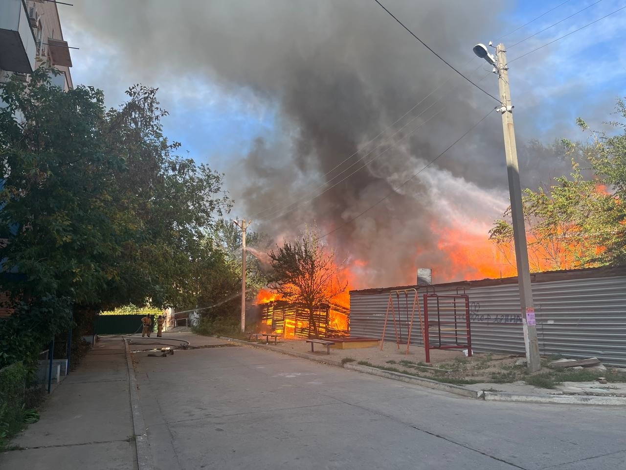 В Астрахани более 60 спасателей тушат крупный пожар на Трусово