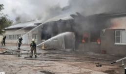 Под Астраханью тушат крупный пожар на складе, есть пострадавший