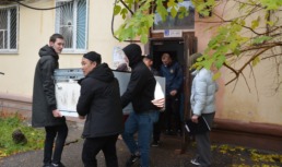 Астраханцы помогают вывозить вещи из квартир обрушившегося дома