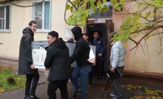 Астраханцы помогают вывозить вещи из квартир обрушившегося дома