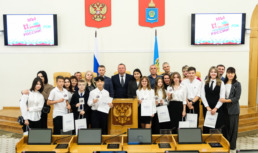 Игорь Мартынов вручил астраханским школьникам первые паспорта