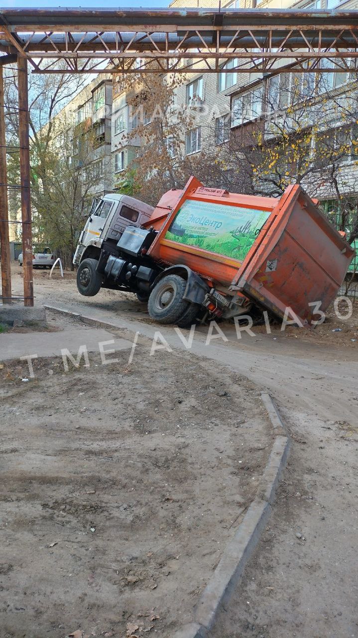 В Астрахани провалилась машина «ЭкоЦентра»