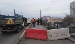 На Красном мосту в Астрахани упало 15 метров ограждения