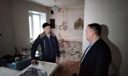 В Астрахани из обрушившегося дома начали вывозить технику и мебель