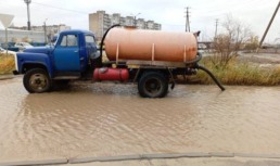 За ночь с улиц Астрахани откачали 140 кубометров дождевой воды