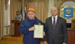 В Астрахани наградили спасателей, которые выводили людей во время частичного обрушения дома