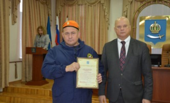 В Астрахани наградили спасателей, которые выводили людей во время частичного обрушения дома