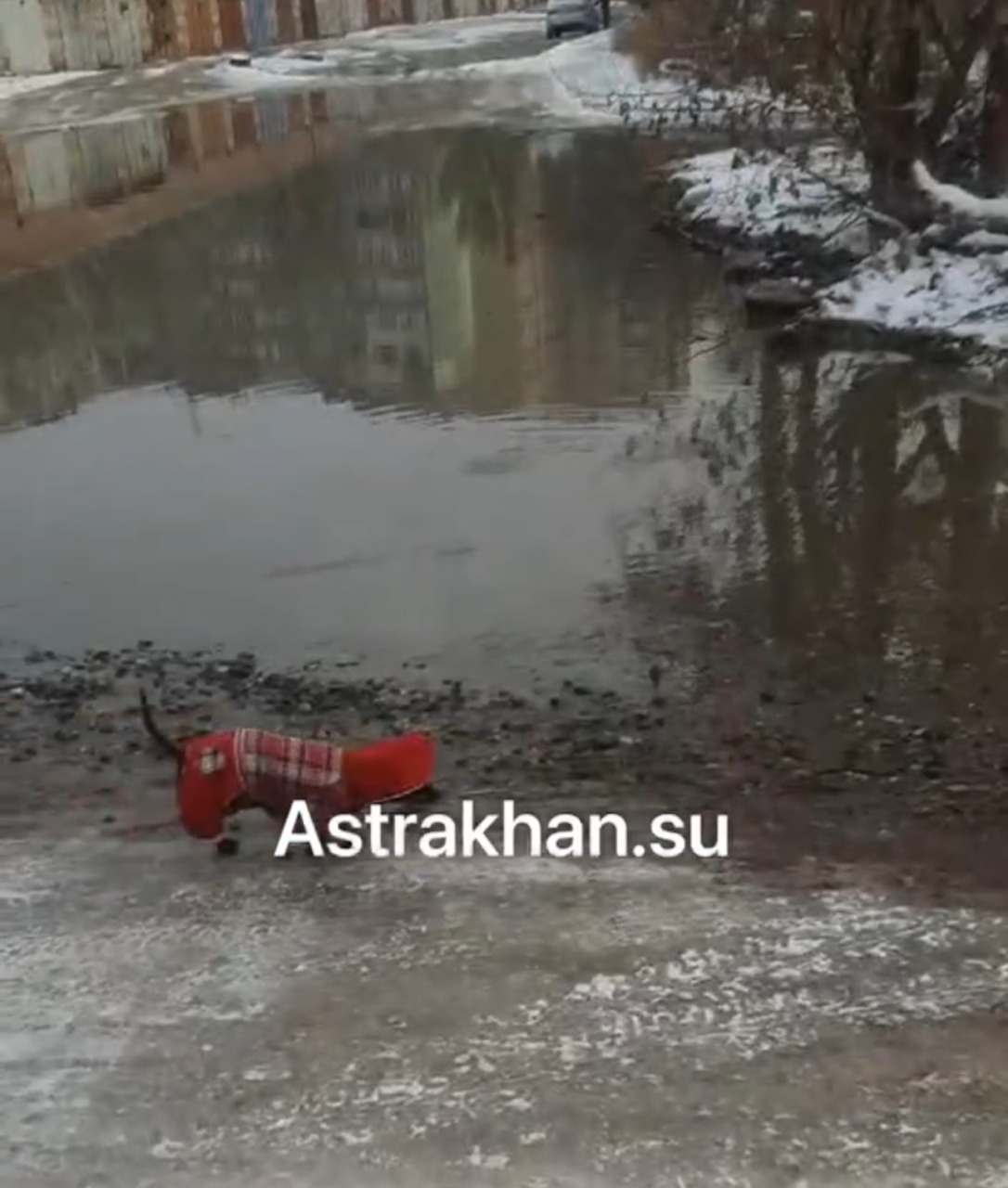 Многоэтажные дома в Советском районе Астрахани тонут в коммунальных водах