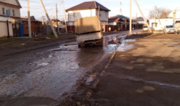 Астраханцы пожаловались на разбитую дорогу в городскую администрацию