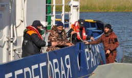Астраханские пограничники спасли двух рыбаков