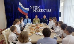 Астраханский участник спецоперации рассказал детям о службе на передовой