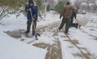В Астрахани борются с последствиями снегопада