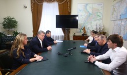 Астраханский губернатор провел встречу с тренерами и футболистами «Волгаря»