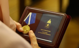 Губернатор Астраханской области вручил награды многодетным матерям