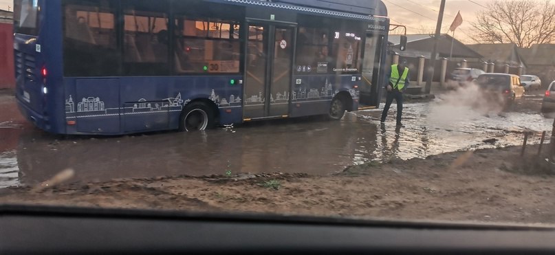 В Астрахани новый автобус застрял в яме