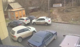 В Астрахани произошло необычное ДТП на парковке