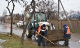 В Астрахани коммунальные службы работают на улице Джона Рида