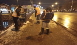 В Астрахани улицы и тротуары посыпают пескосоляной смесью