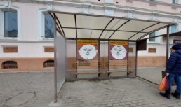 Астраханцы задержали молодого хулигана, разбившего остановку общественного транспорта