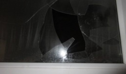 В Астрахани пиротехническое изделие разбило окно квартиры