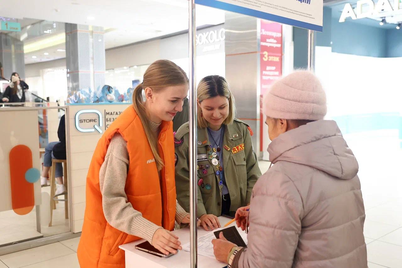 В Астраханской области собирают подписи в поддержку Владимира Путина