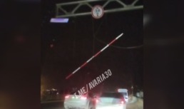 Ограничитель на Старом мосту в Астрахани снова сломался
