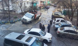 В Астрахани в яму провалился мусоровоз