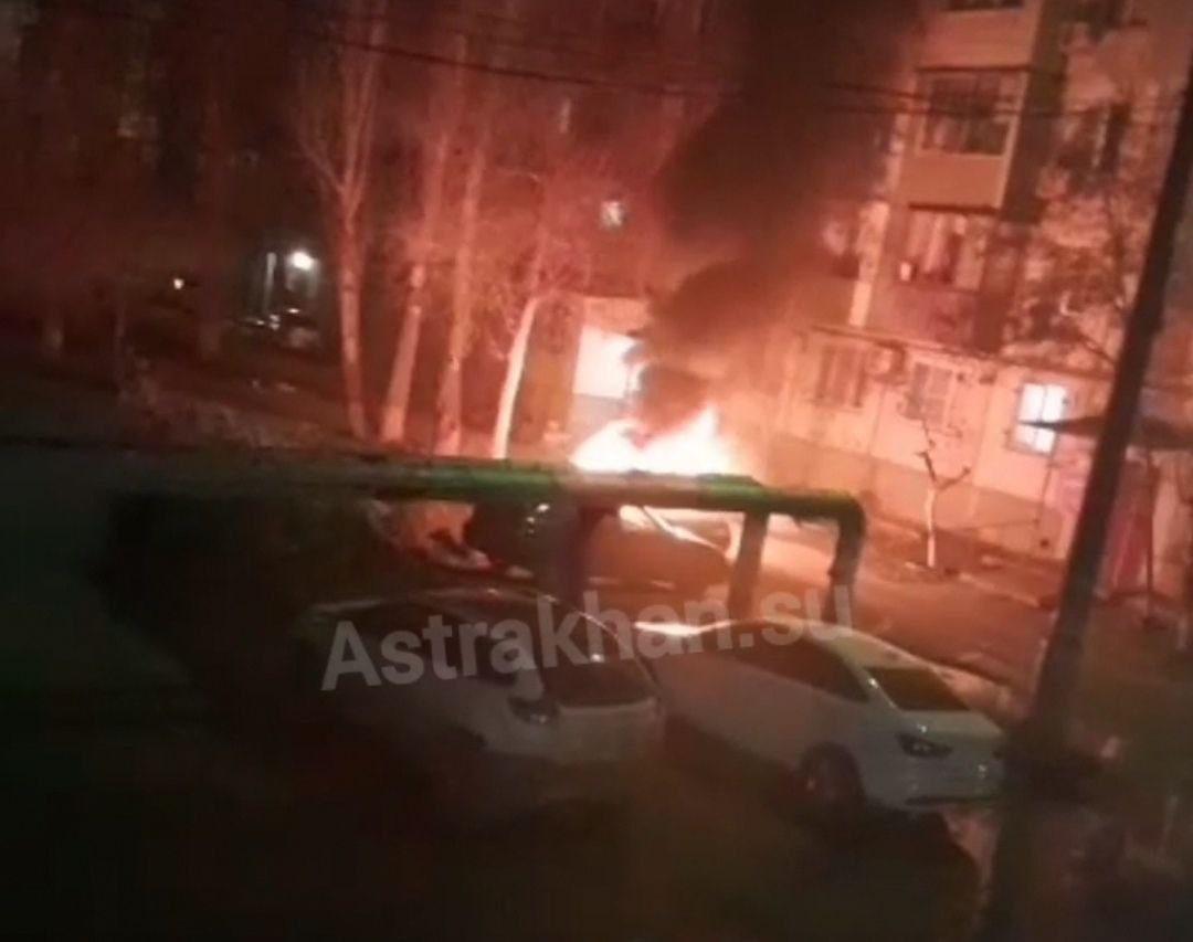 Под утро в Астрахани сгорел автомобиль