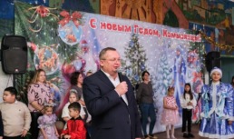 Юных жителей Камызякского района поздравили с Новым годом