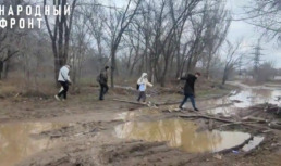 По колено в грязи: как выглядит ежедневный путь сотни жителей улиц Астрахани