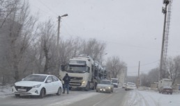 В Астрахани автовоз оборвал электрические провода и уехал