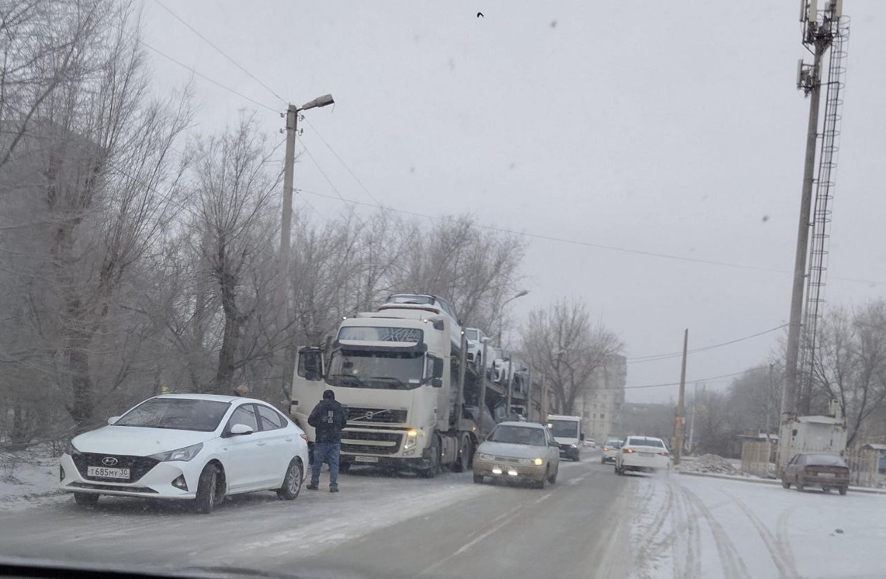 В Астрахани автовоз оборвал электрические провода и уехал