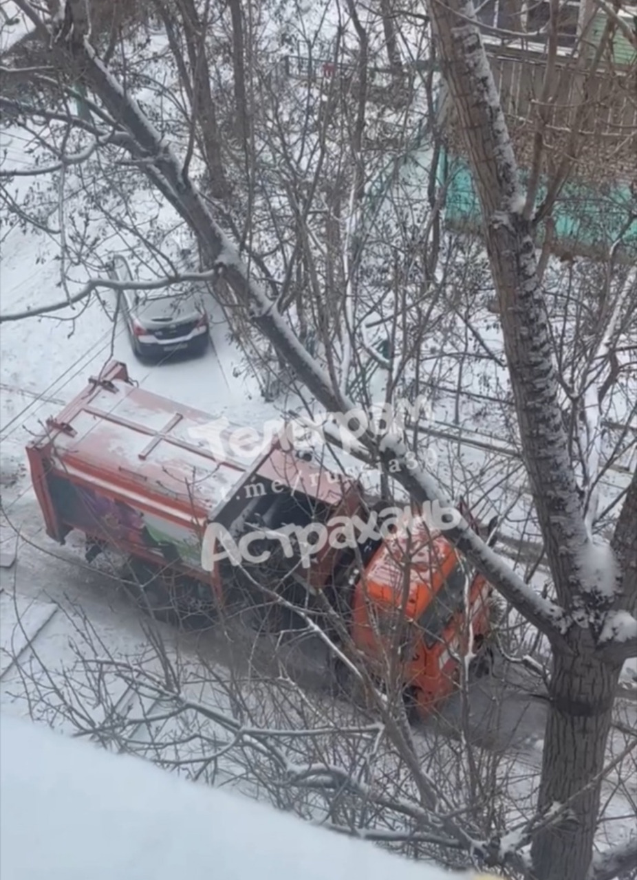 В Астрахани мусоровоз застрял во льду