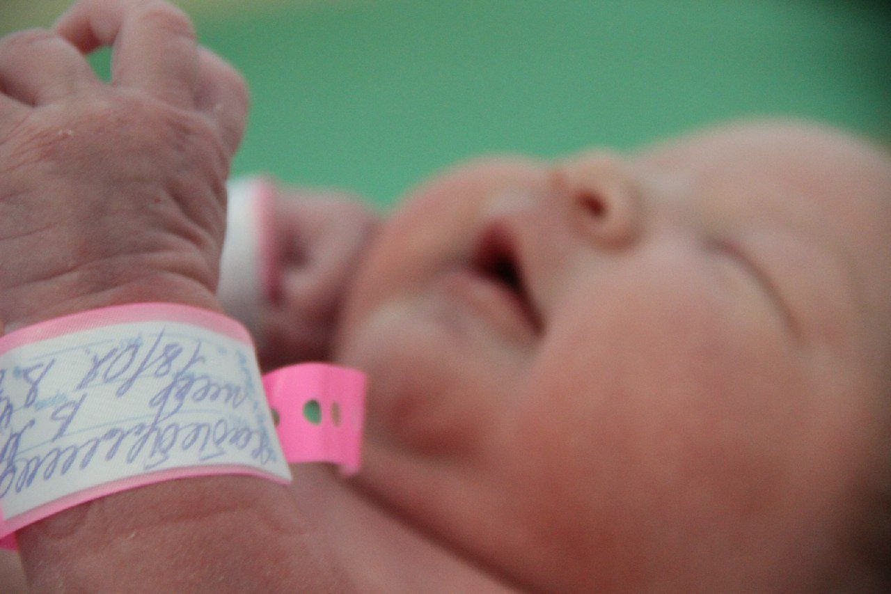 Первый ребенок в 2024 году родился. Бирка из роддома. Бирка новорожденного в роддоме. Браслет новорожденного с роддома. Бирочка с роддома.