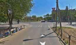 На улице Яблочкова в Астрахани демонтируют один из светофоров