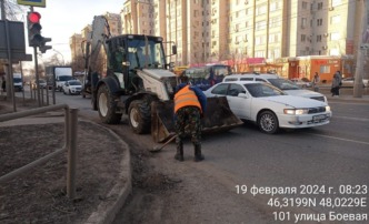В выходные на улицах Астрахани убирали мусор и наледь