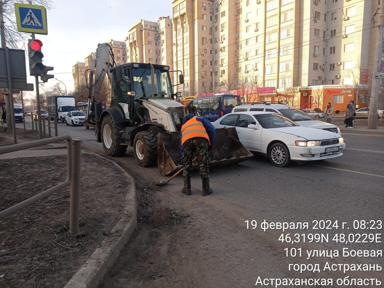 В выходные на улицах Астрахани убирали мусор и наледь